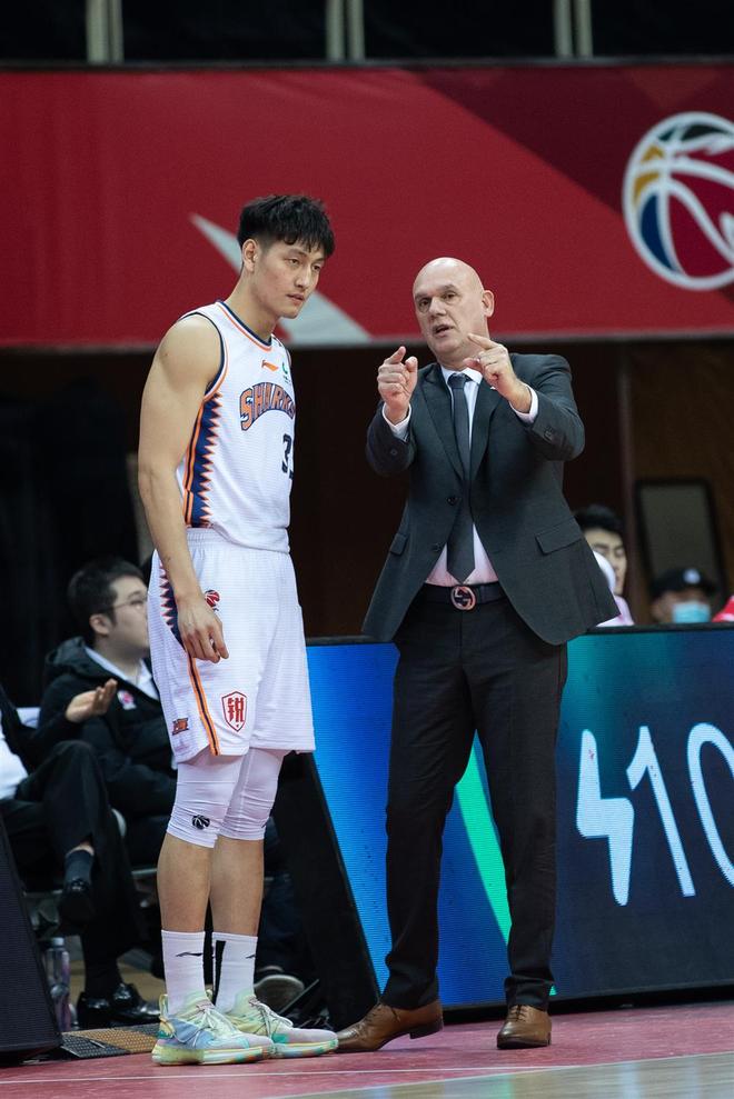 米兰足球关于法国杯转会期走向成谜；广厦男篮造点机会；话题不断；轮换策略成焦点的信息